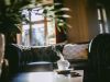 Das Kaminzimmer mit gemütlichen Sofas